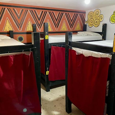 The Pelican Larry Hostel Калі Екстер'єр фото