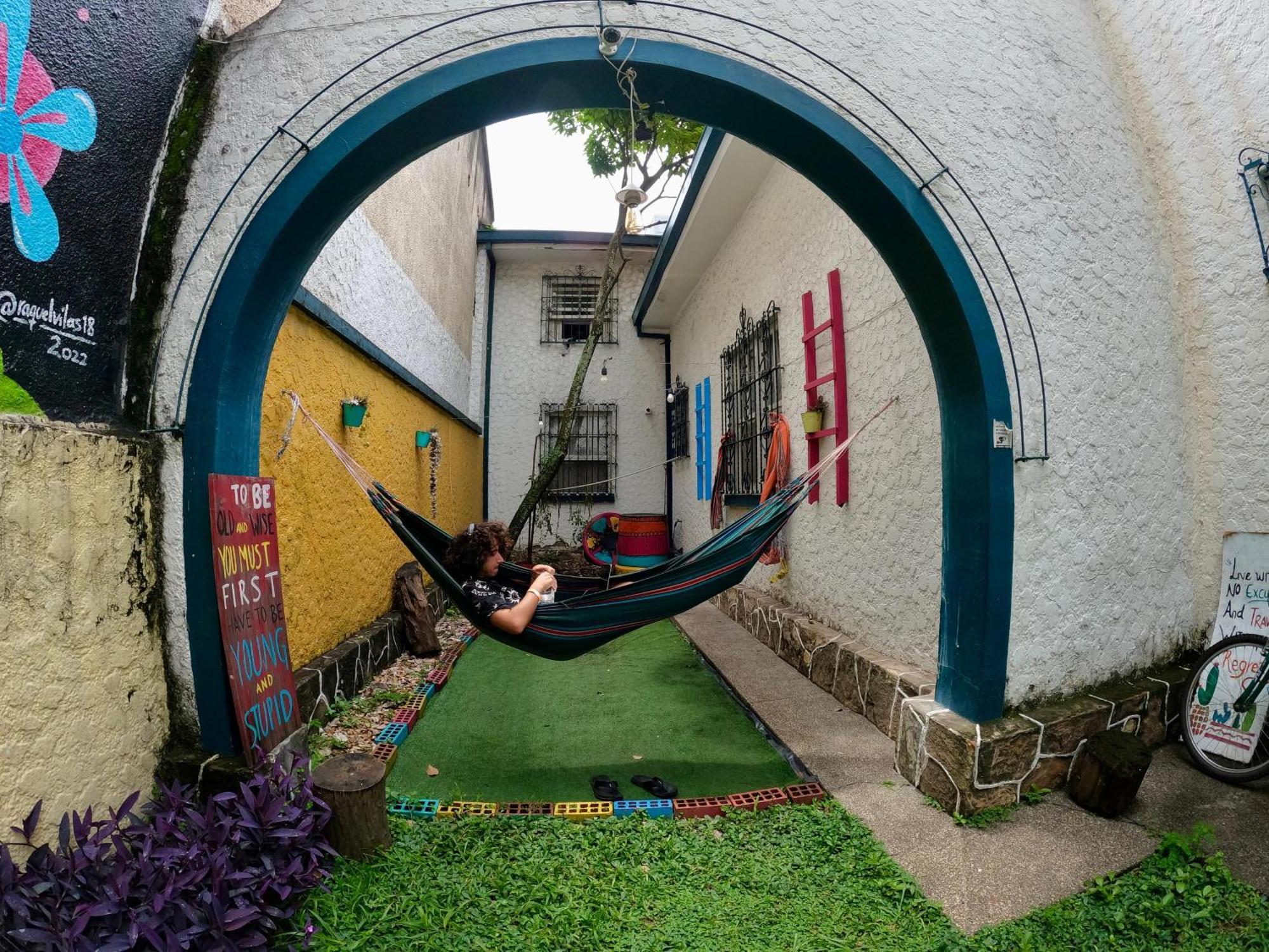 The Pelican Larry Hostel Калі Екстер'єр фото