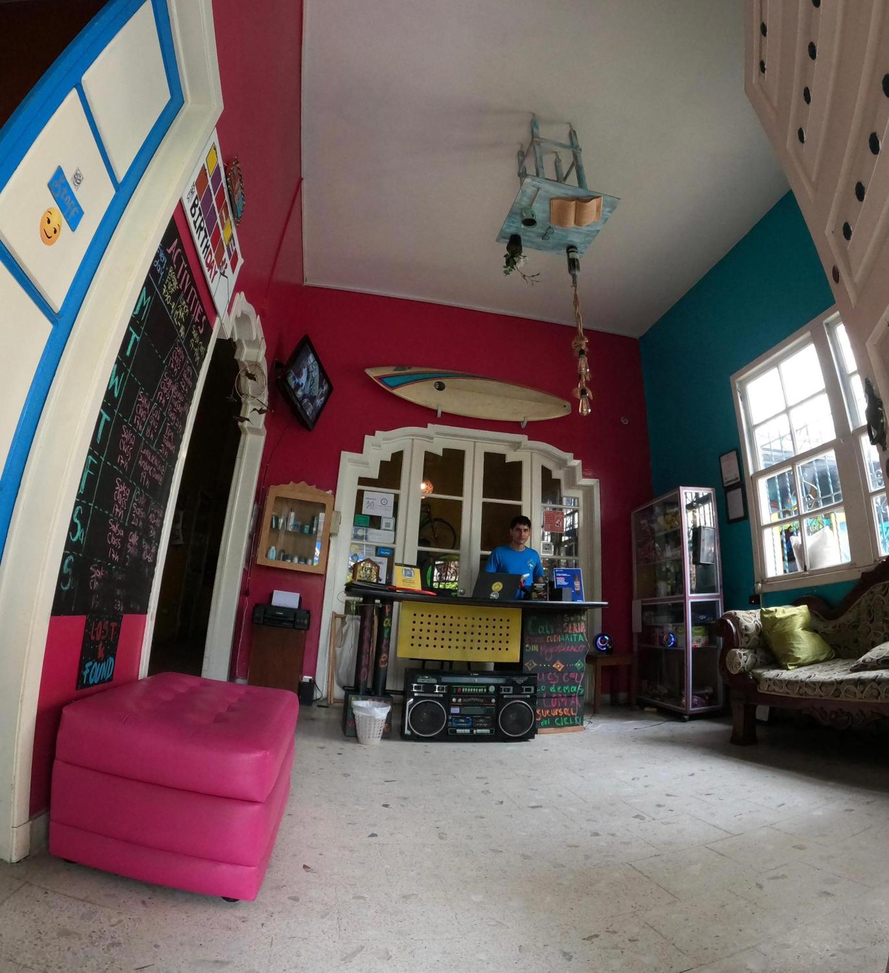 The Pelican Larry Hostel Калі Екстер'єр фото