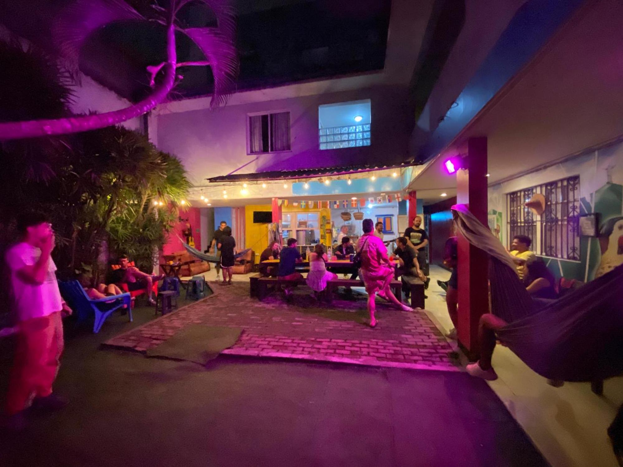 The Pelican Larry Hostel Калі Екстер'єр фото
