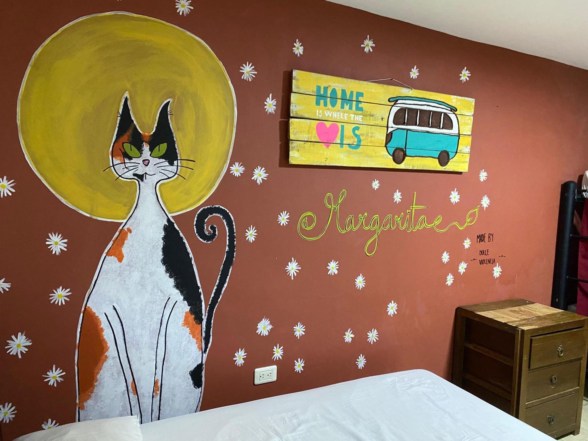 The Pelican Larry Hostel Калі Екстер'єр фото