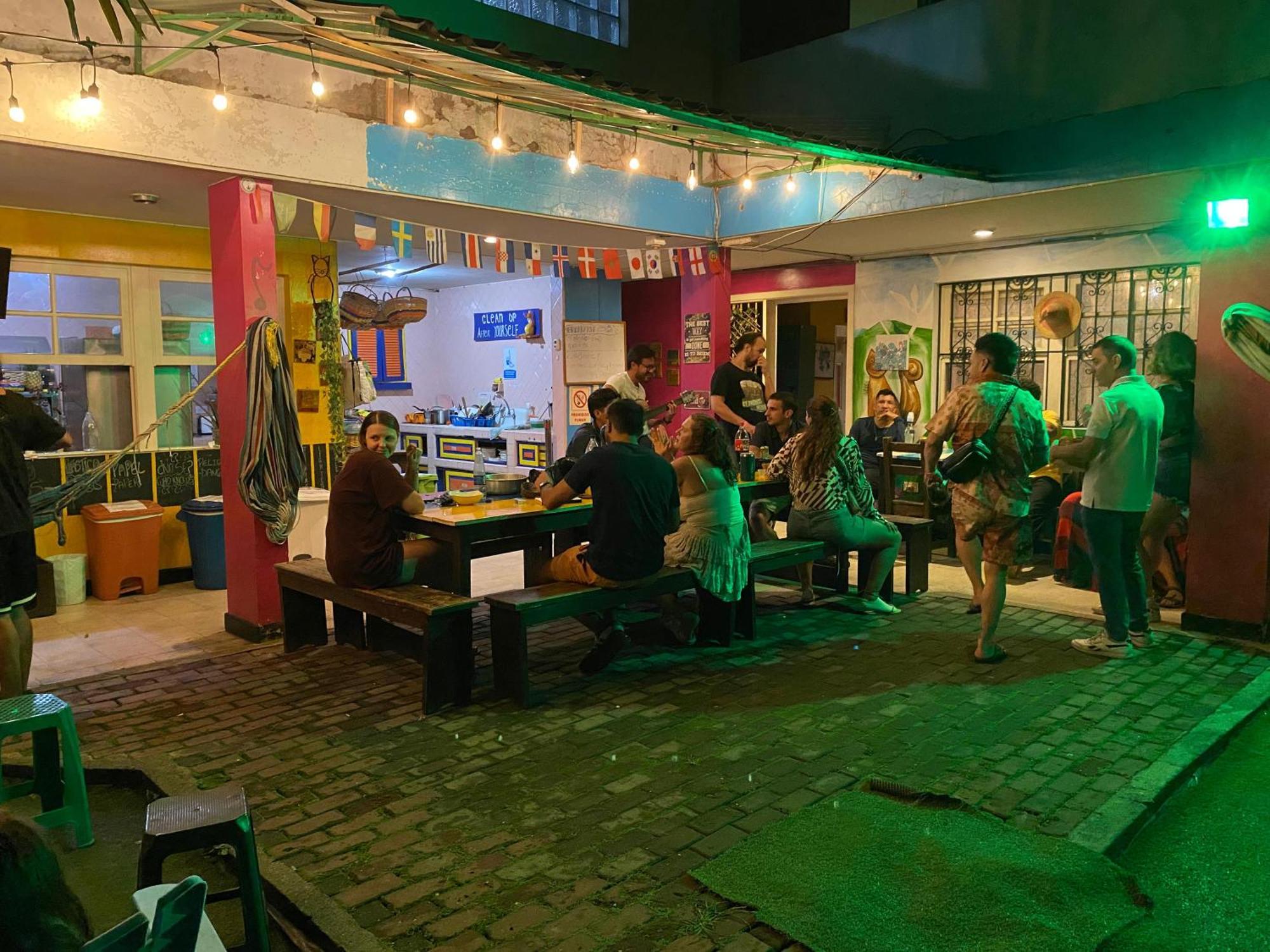 The Pelican Larry Hostel Калі Екстер'єр фото