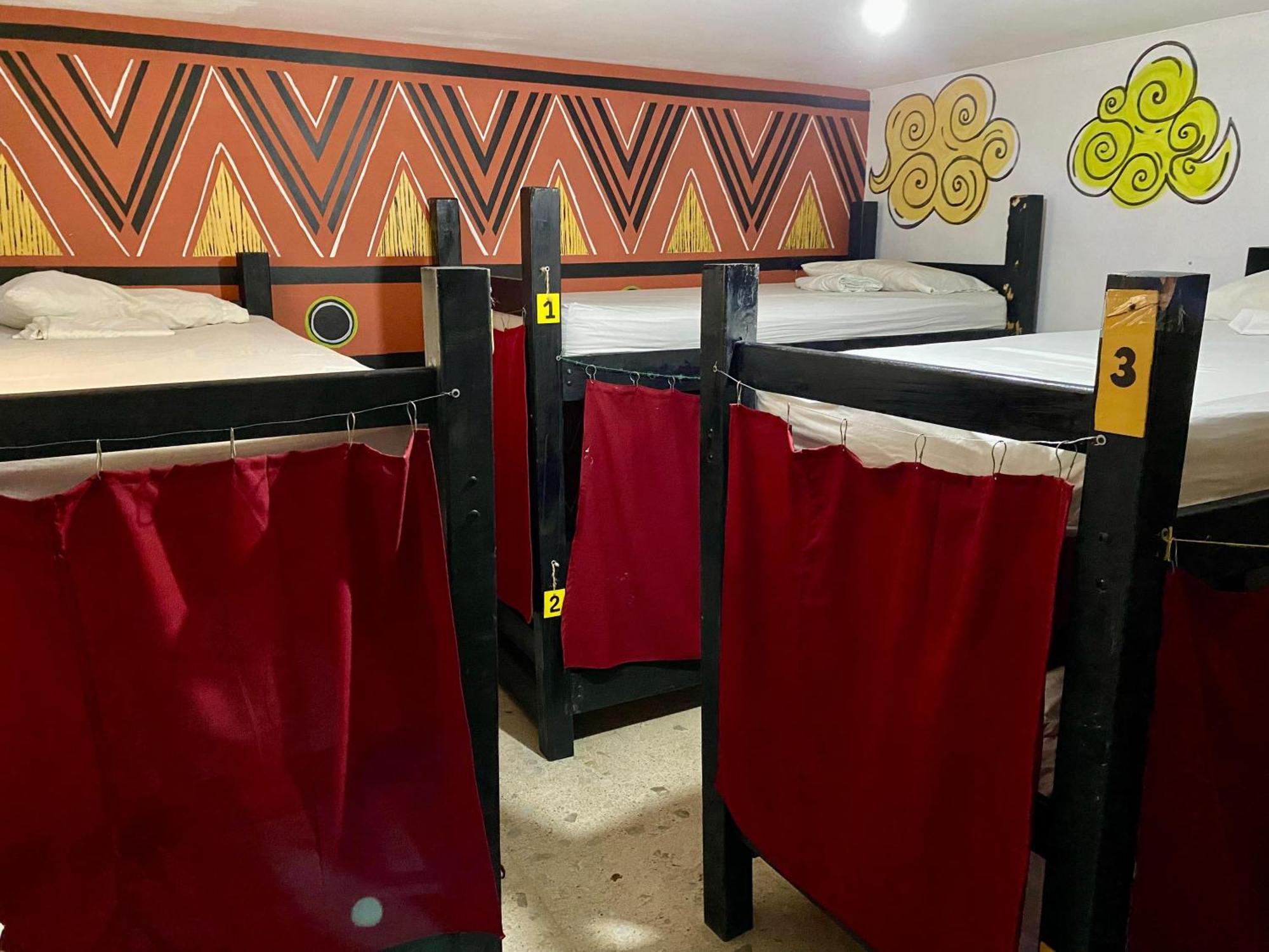 The Pelican Larry Hostel Калі Екстер'єр фото