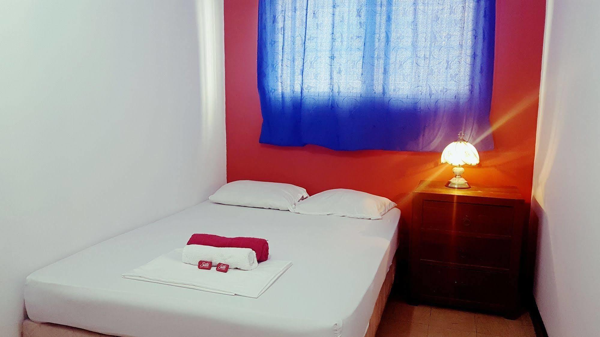 The Pelican Larry Hostel Калі Екстер'єр фото