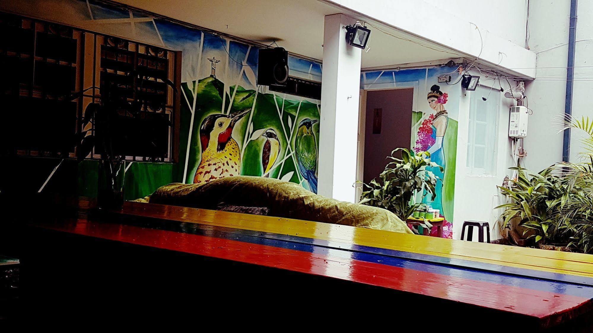 The Pelican Larry Hostel Калі Екстер'єр фото